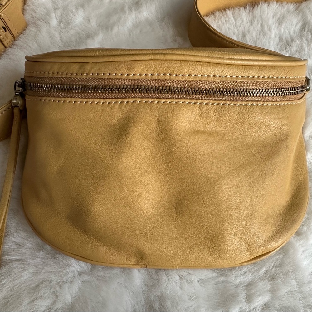 Hobo sling bag in yellow